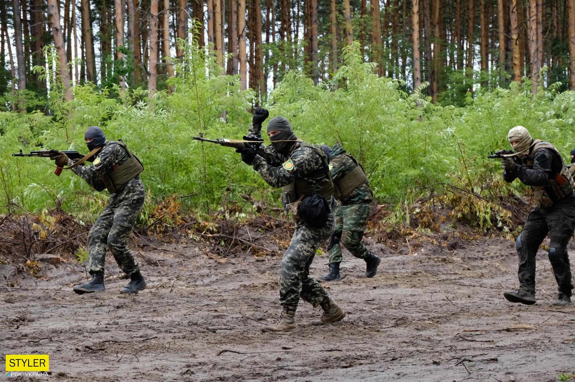 Тут ховалися 15 тисяч окупантів, а зараз тренуються бійці ТрО: сильні фото з навчального табору біля Бучі